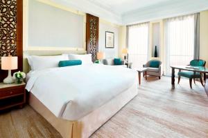 Voodi või voodid majutusasutuse Al Bustan Palace, a Ritz-Carlton Hotel toas