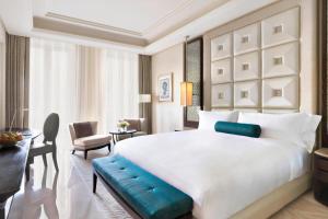 Voodi või voodid majutusasutuse Al Bustan Palace, a Ritz-Carlton Hotel toas