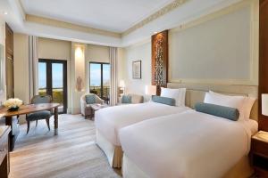 Voodi või voodid majutusasutuse Al Bustan Palace, a Ritz-Carlton Hotel toas