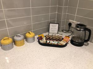 ein Tablett mit Essen auf einer Theke neben einer Kaffeemaschine in der Unterkunft Modern and comfortable stay in Morecambe in Morecambe