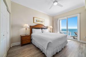 een slaapkamer met een bed met uitzicht op de oceaan bij Windemere Unit 1505 in Pensacola