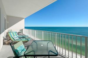 een balkon met stoelen en uitzicht op de oceaan bij Windemere Unit 1505 in Pensacola