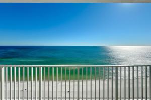 uitzicht op de oceaan vanaf het balkon van een strand bij Windemere Unit 1505 in Pensacola