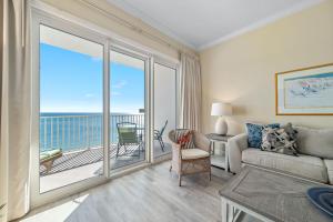 een woonkamer met uitzicht op de oceaan bij Windemere Unit 1505 in Pensacola