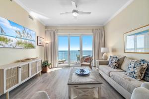 een woonkamer met een bank en een tafel bij Windemere Unit 1505 in Pensacola +42 foto's