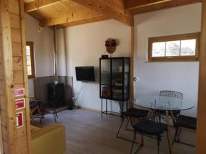 a living room with a glass table and chairs at Cabaninha de Cabana Maior in Cabana Maior