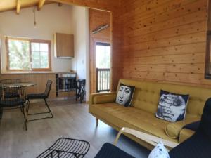 a living room with a couch and a table at Cabaninha de Cabana Maior in Cabana Maior