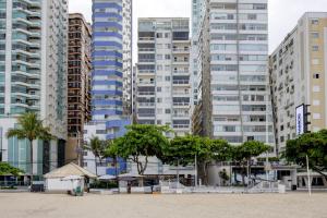un groupe de grands immeubles dans une ville dans l'établissement Luxo com Vista mar lateral em todos os cômodos, à Balneário Camboriú