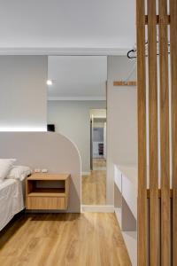 une chambre avec un lit et un bureau dans l'établissement Luxo com Vista mar lateral em todos os cômodos, à Balneário Camboriú