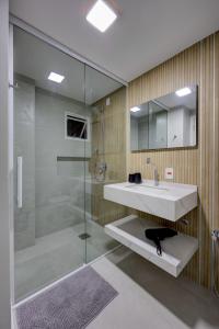 une salle de bain avec un lavabo et une douche en verre dans l'établissement Luxo com Vista mar lateral em todos os cômodos, à Balneário Camboriú 35 autres photos