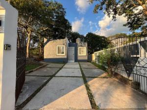 a driveway with a gate and a fence at Casa Aurora in Pisté