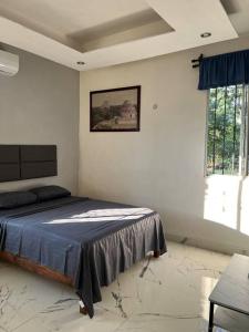 a bedroom with a bed and a picture on the wall at Casa Aurora in Pisté