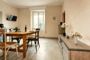 una cucina e una sala da pranzo con tavolo e sedie di Residence La Corte - Bilocale 6 a Novara Altre 9 foto