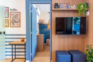 eine Tür in ein Zimmer mit einem Tisch und einem Schreibtisch in der Unterkunft Nannai Residence Muro Alto Porto de Galinhas Beira Mar in Porto De Galinhas + 177 Fotos