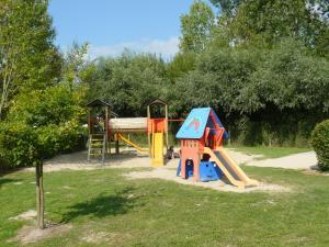 Ο χώρος παιχνιδιού για παιδιά στο Camping des Roses