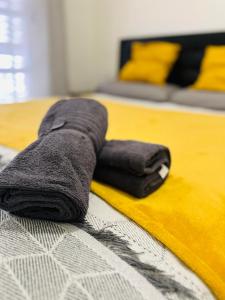 a rolled up towel laying on a bed at MI CASA ORLANDO Fañabe in Adeje