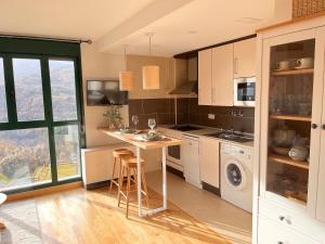 een keuken met een kleine tafel en een raam bij Snow Hills Panticosa in Panticosa