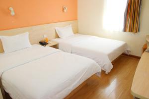 Letto o letti in una camera di 7Days Inn Wuchang Railway Subway Station