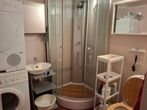 Koupelna v ubytování Charmigt äldre hus, laddbox 22 kw, 5 bil-minuter till bad + 37 fotografií