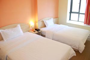 Letto o letti in una camera di 7Days Inn Wuchang Railway Subway Station