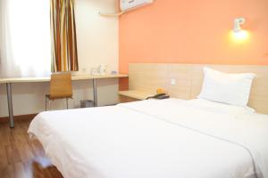 Letto o letti in una camera di 7Days Inn Wuchang Railway Subway Station
