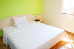 Letto o letti in una camera di 7Days Inn Wuchang Railway Subway Station