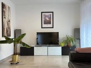 Μια τηλεόραση ή/και κέντρο ψυχαγωγίας στο Family apartment in Erlensee - Autobahn A45 A66 - Frankfurt Airport FRA