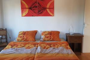 a bedroom with a bed and a painting on the wall at Ferienwohnung an Pferdehof in Much in Much