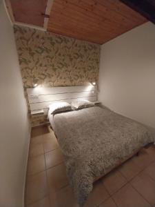 a bedroom with a bed with lights on it at Du bonheur et du bon air à Banyuls ! in Banyuls-sur-Mer