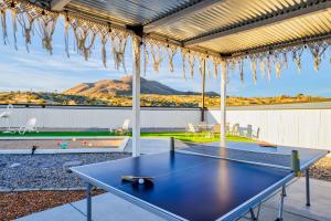 Stolní tenis v ubytování HUGE House in Joshua Tree/Yucca Valley with Pool & Hot Tub nebo okolí