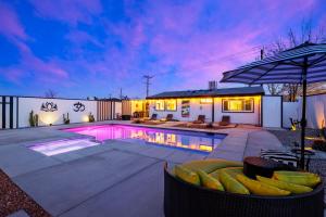 Bazén v ubytování HUGE House in Joshua Tree/Yucca Valley with Pool & Hot Tub nebo v jeho okolí
