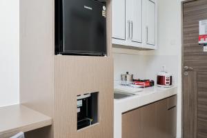 Kuchyň nebo kuchyňský kout v ubytování Homey and Comfact Studio at Medina Apartment By Travelio