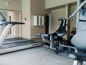 Fitness centrum a/nebo fitness zařízení v ubytování Homey and Comfact Studio at Medina Apartment By Travelio