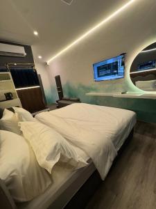 THE SWAN hotel客房内的一张或多张床位