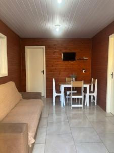 Μια τηλεόραση ή/και κέντρο ψυχαγωγίας στο Chalé de 1 quarto, com estacionamento, a 5 min da praia! +10 φωτογραφίες