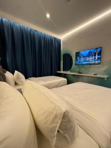 THE SWAN hotel客房内的一张或多张床位