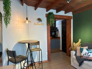 un soggiorno con un tavolo e sedie in una stanza di A Jóia do Cassino a Rio Grande Altre 35 foto