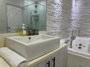 Koupelna v ubytování 3 bedroom in San Fernando La Union Near CSI, SM, Puregold + 16 fotografií