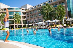 Bazén v ubytování Eldar Resort Hotel nebo v jeho okolí