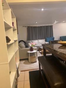 ein Wohnzimmer mit Sofa und Tisch in der Unterkunft Three bedrooms apartment in Salt Lake City