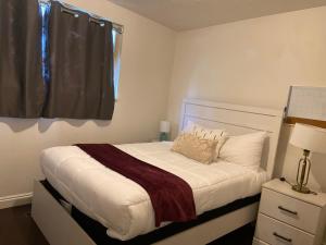 ein Schlafzimmer mit einem großen Bett mit Fenster in der Unterkunft Three bedrooms apartment in Salt Lake City