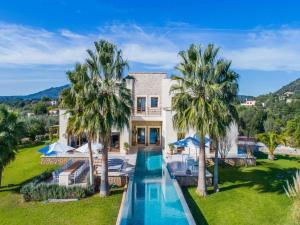 Πισίνα στο ή κοντά στο Hillside Luxury Villa with Pool