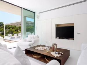 Μια τηλεόραση ή/και κέντρο ψυχαγωγίας στο Villa in Ibiza with Sea Views near Es Torrent