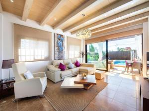 una sala de estar con un sofá y una mesa en Villa in Ibiza near Beaches and Mountains, en Sant Jordi