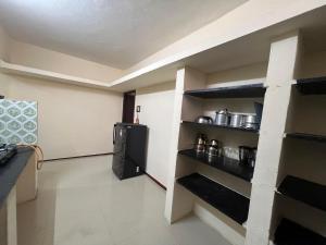 Kuchyň nebo kuchyňský kout v ubytování SHI's 2bhk Near Ganga Hospital