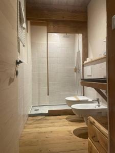 a bathroom with a shower and two sinks and a toilet at Chalet 1400 Nuova Gestione in Limone Piemonte