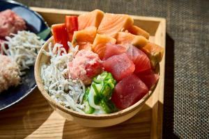 大阪市にあるホテルソビアル大阪 ドーム前の食器(果物、米)