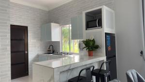 Kuchyň nebo kuchyňský kout v ubytování DVilla Guesthouse Langkawi