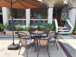 a table and chairs with an umbrella on a patio at Topaz Bed & Breakfast Hotel in San Jose