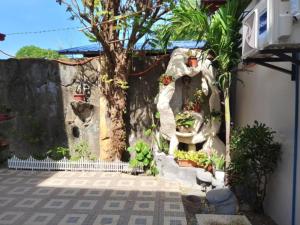 a garden with a stone wall and a tree at Topaz Bed & Breakfast Hotel in San Jose